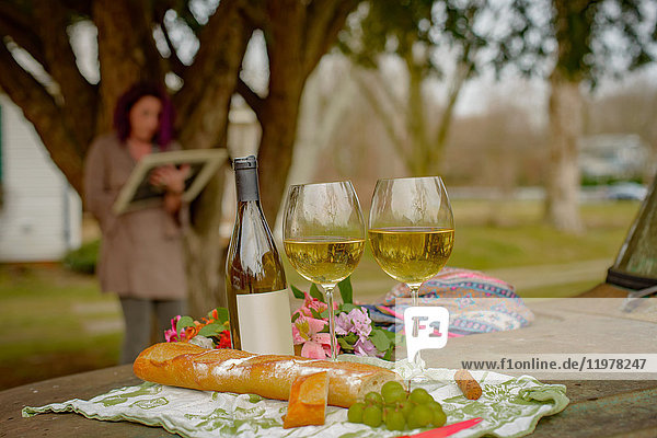 Frau entspannt sich mit Wein im Garten