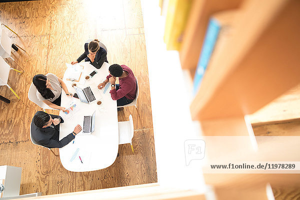 Draufsicht auf die Besprechung des Geschäftsteams am Bürotisch