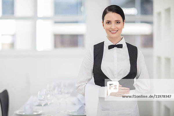 Porträt einer Kellnerin im Restaurant