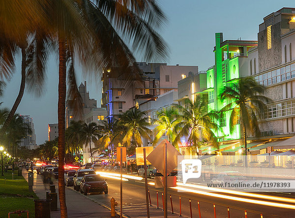 In der Abenddämmerung beleuchteter Meeresstrand  Miami Beach  Florida  Vereinigte Staaten  Nordamerika