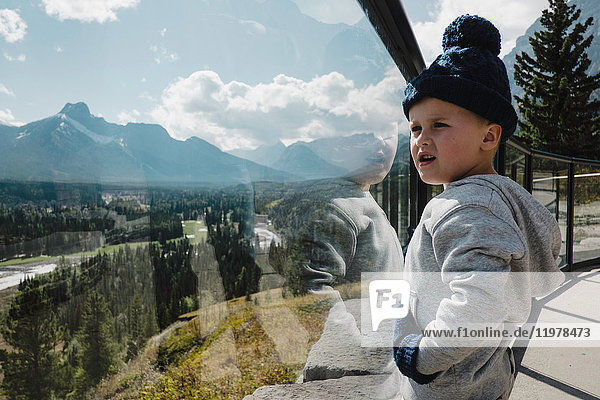 Junge auf Aussichtsplattform mit Blick auf Aussicht  Canmore  Kanada  Nordamerika