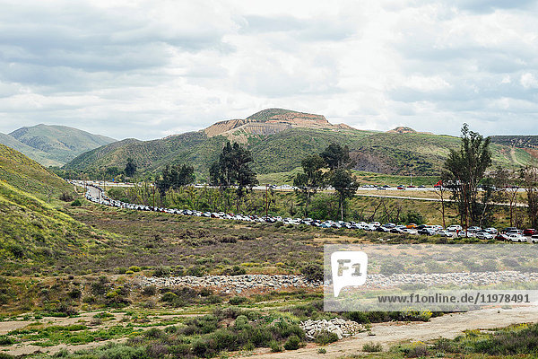 Landschaftsansicht mit stark frequentiertem Parkplatz an der Autobahn  North Elsinore  Kalifornien  USA
