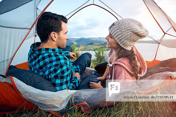 Paar beim Entspannen im Zelt  Rückansicht