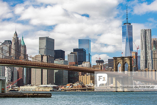 Blick auf die Skyline von New York mit der Brooklyn Bridge  New York City  New York  USA