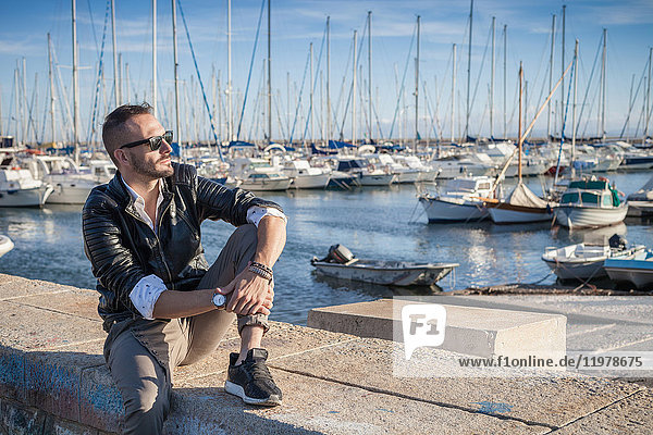 Mann im Hafen schaut weg  Cagliari  Sardinien  Italien  Europa
