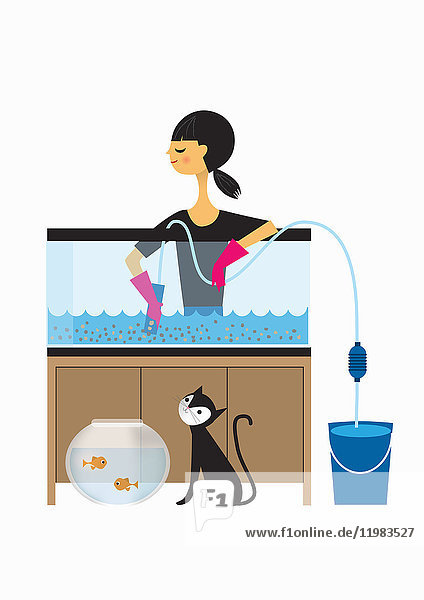 Frau beim Reinigen eines Aquariums