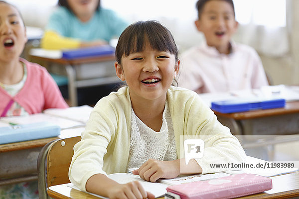 Japanische Grundschulkinder im Klassenzimmer