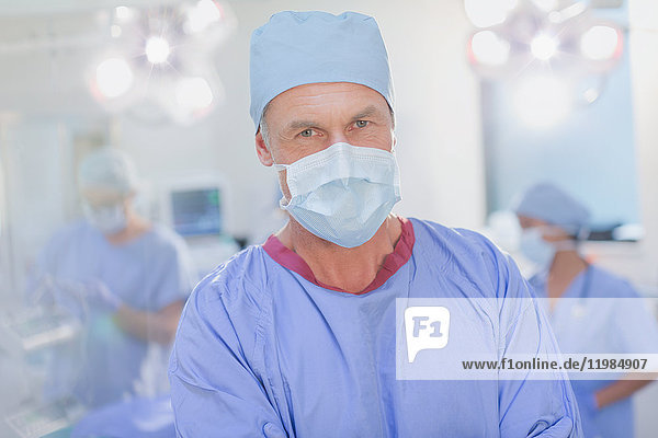 Porträt eines selbstbewussten reifen Chirurgen im Operationssaal