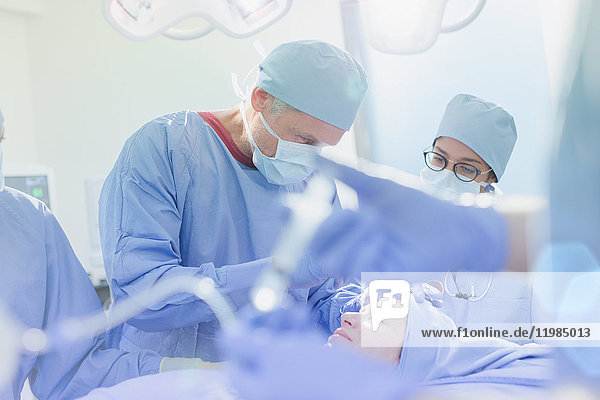 Chirurgen operieren eine Patientin im Operationssaal