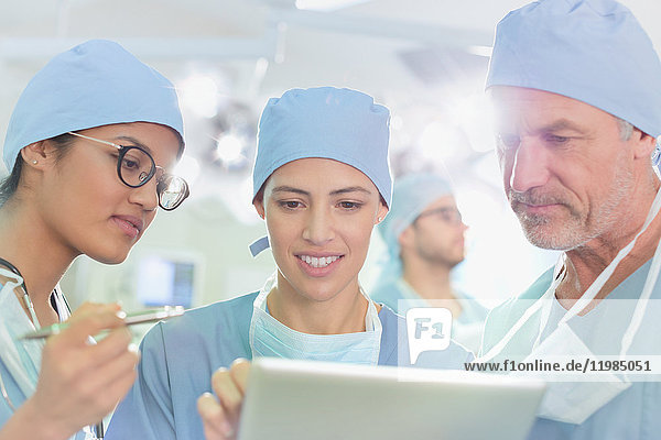 Chirurgen verwenden digitales Tablet im Operationssaal