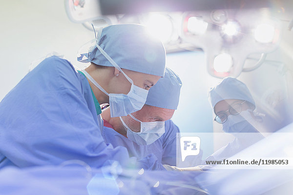 Fokussierte Chirurgen bei Operationen im Operationssaal