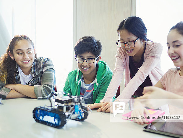Schüler programmieren und testen Robotik im Klassenzimmer