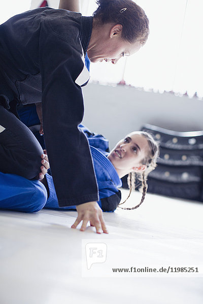 Entschlossene  zähe Frauen beim Judo-Training im Fitnessstudio