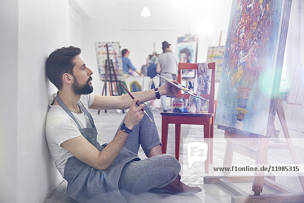 Männliche Malerei  Prüfung der Malerei im Atelier der Kunstklasse