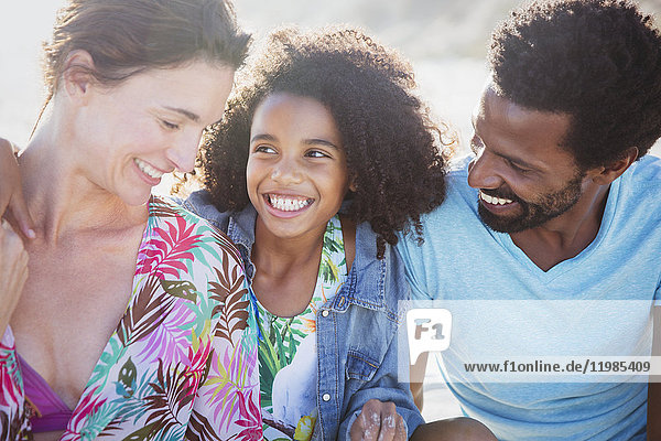 Lächelnde  liebevolle multiethnische Familie