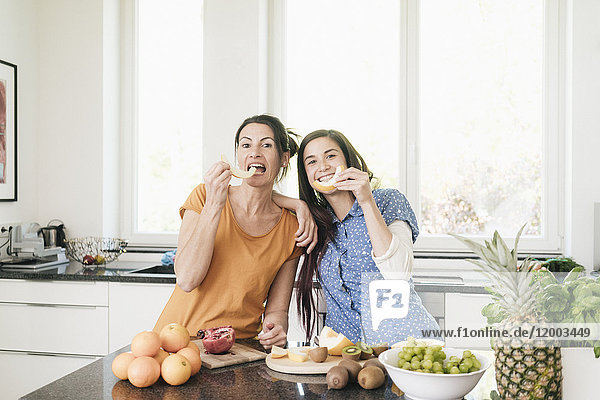 Mutter und erwachsene Tochter beim gemeinsamen Spaß in der Küche