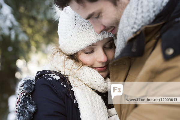 Glückliches junges Paar im Winter
