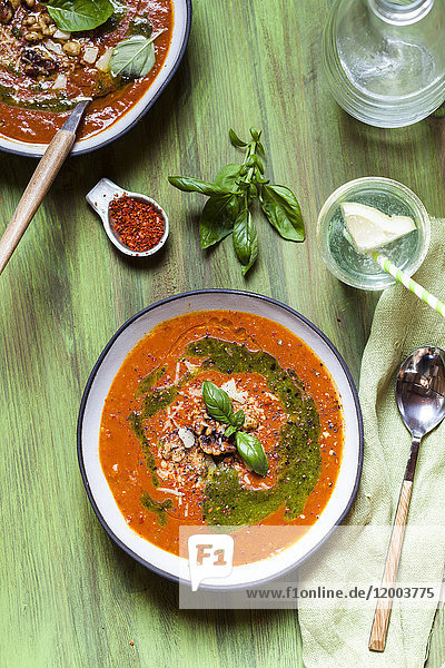 Suppe aus geröstetem Paprika mit Walnüssen und Pesto