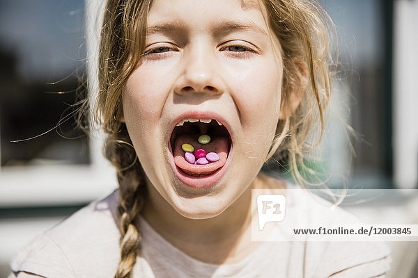 Mädchen mit Süßigkeiten im Mund
