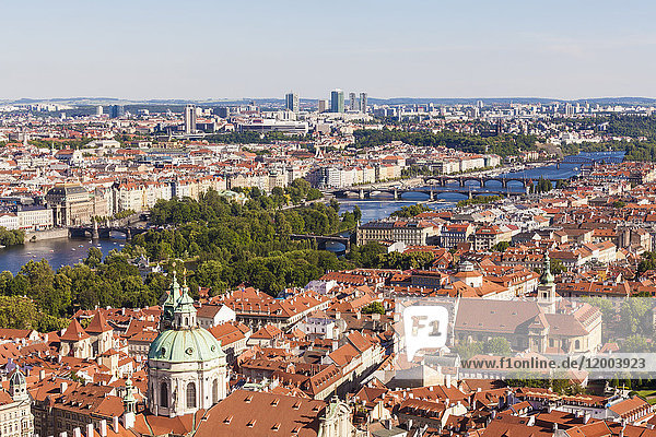 Tschechien  Prag  Stadtbild mit Altstadt  Brücken und Moldau