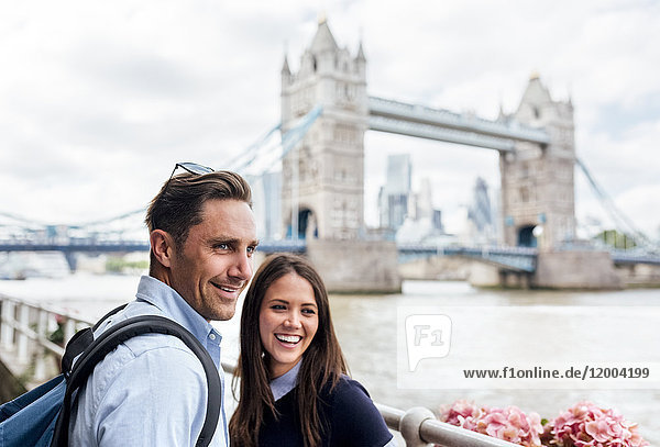 UK  London  lächelndes Paar mit der Tower Bridge im Hintergrund