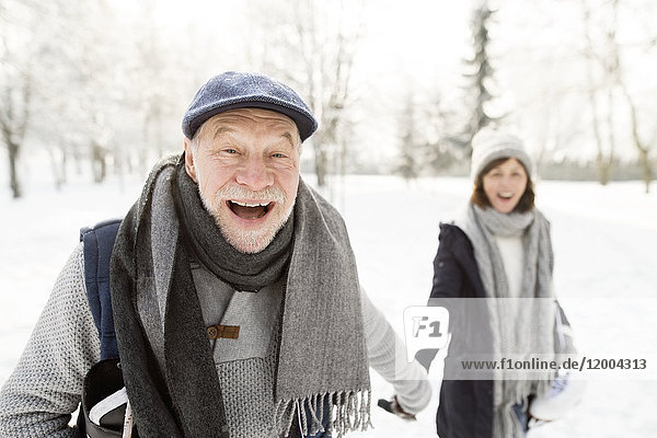 Glückliches Seniorenpaar in der Winterlandschaft