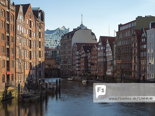 Deutschland  Hamburg  Nikolaikanal mit Elbphilharmonie im Hintergrund