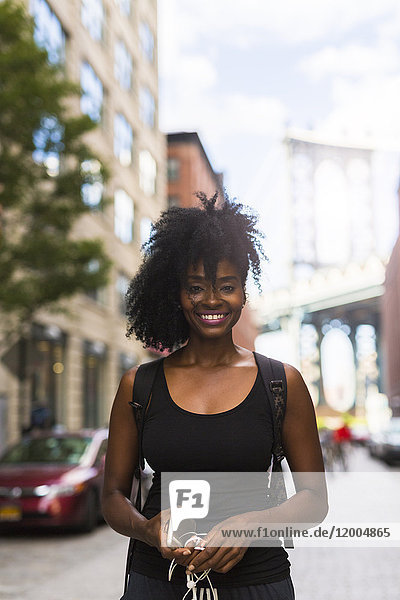 USA  New York City  Brooklyn  Porträt einer lächelnden Frau
