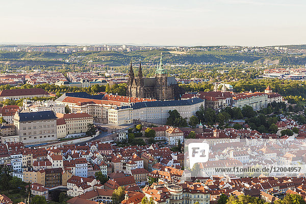 Tschechien  Prag  Mala Strana  Stadtbild mit Hradschin  Burg und St. Veitskirche
