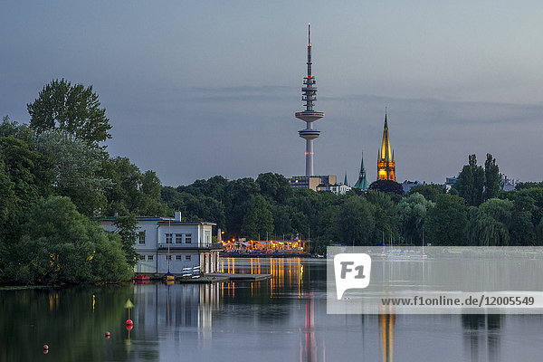 Deutschland Hamburg Außenalster und Blick auf Heinrich-Hertz-Turm und St. Johanniskirche