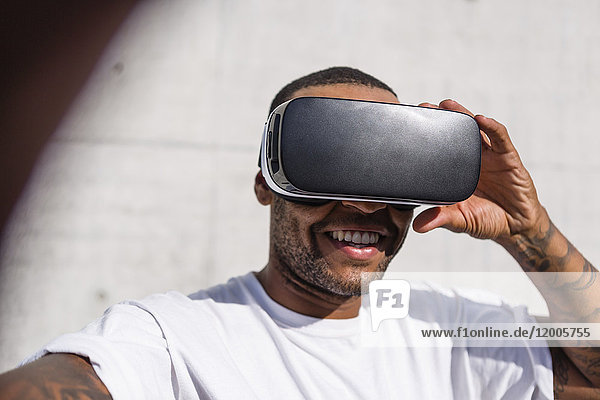 Mann mit Virtual Reality Brille  der sich selbst trägt