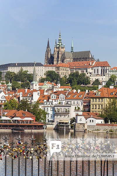 Tschechische Republik  Prag  Hradschin  Vltlava und Liebesschleusen an der Karlsbrücke