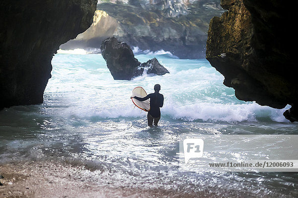 Indonesien  Bali  Rückansicht Surfer mit Surfbrett