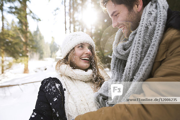 Glückliches junges Paar im Winter von Angesicht zu Angesicht