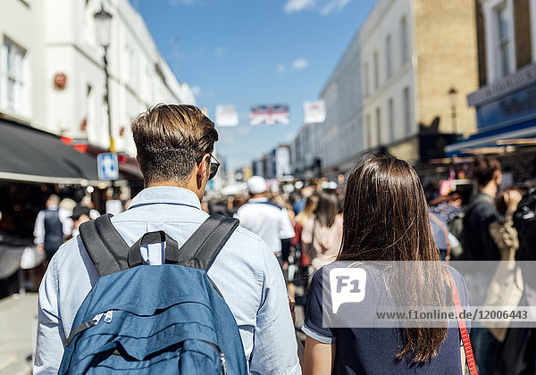 UK  London  Portobello Road  Rückansicht des Paares beim Einkaufsbummel