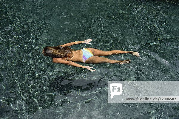 Junge Frau schwimmt unter Wasser