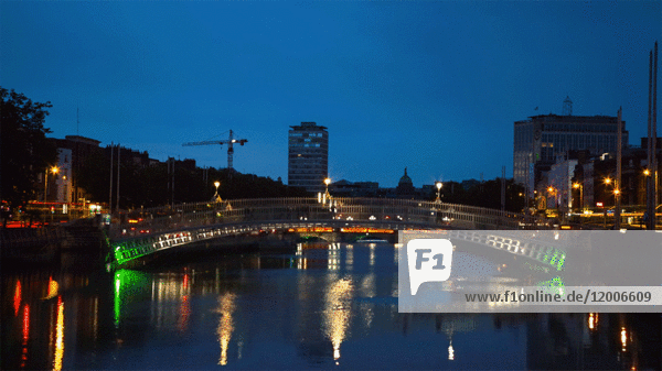 Brücke und Fluss Liffey bei Nacht,  Dublin,  Irland