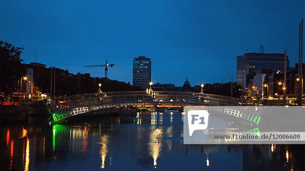 Brücke und Fluss Liffey bei Nacht  Dublin  Irland