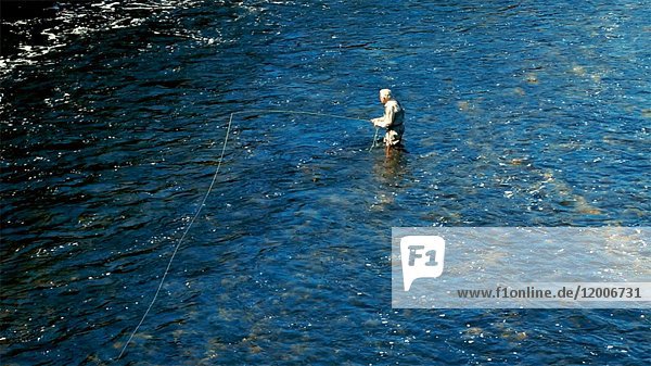 Mann beim Fliegenfischen im Fluss  Galway  Irland