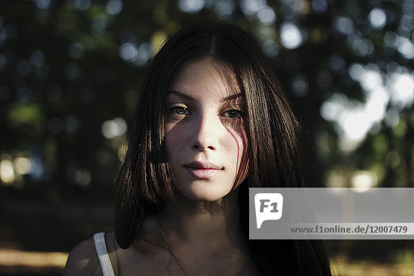Porträt eines ernsten kaukasischen Mädchens im Freien