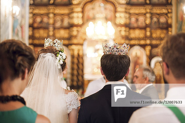Ehepaar mit Kronen in der Kirche