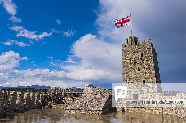 Fahne weht im Wind auf der Burg