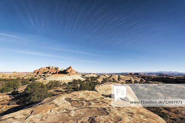 Blauer Himmel über Felsen in der Wüste  Moab  Utah  Vereinigte Staaten