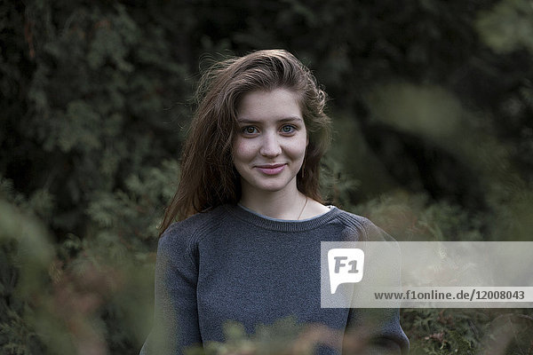 Porträt eines lächelnden kaukasischen Teenager-Mädchens im Wald