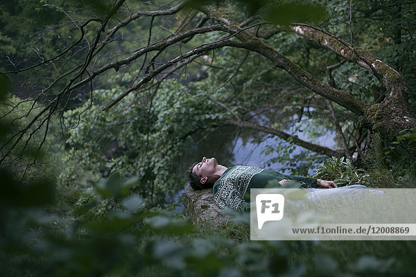 Kaukasischer Mann entspannt sich im Wald