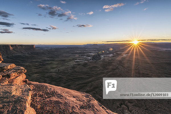 Sonnenuntergang im Canyon  Moab  Utah  Vereinigte Staaten