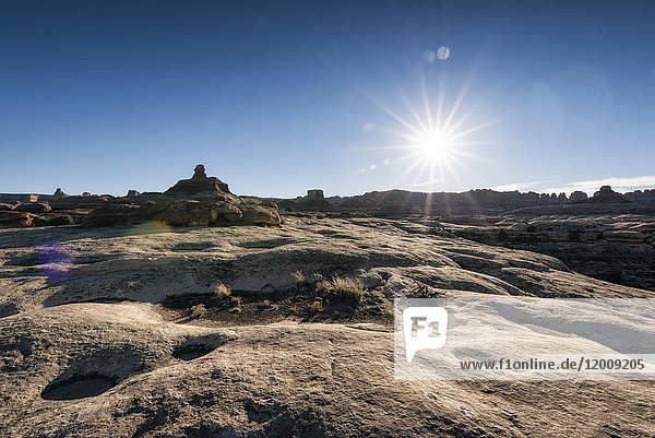 Sonne am blauen Himmel über der Wüste  Moab  Utah  Vereinigte Staaten