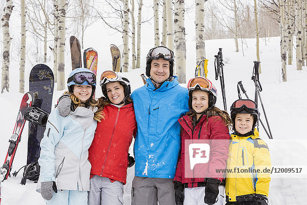 Porträt einer lächelnden kaukasischen Familie im Skiurlaub