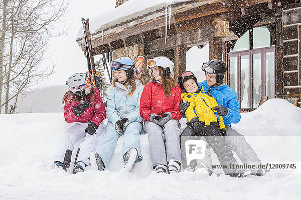 Lächelnde kaukasische Familie im Winterurlaub