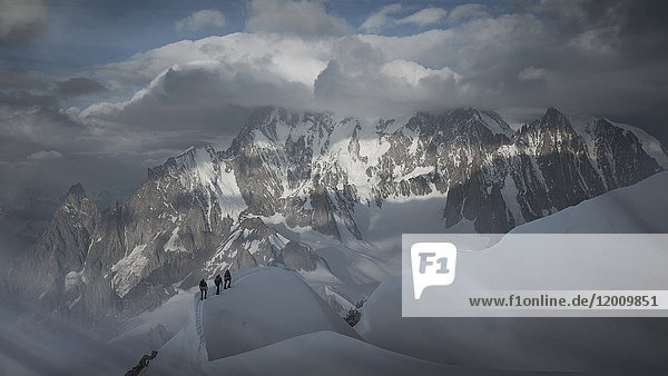 Kaukasische Männer beim Wandern auf einem Berg im Winter